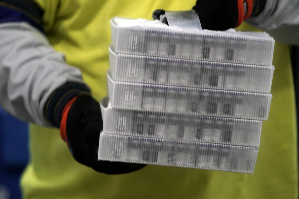 Vaccinations Underway In Us, Starting With Health Care Workers