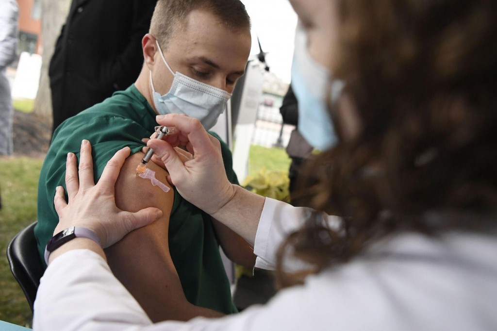 Fda Review Of Moderna Vaccine Brings Shot To Cusp Of Us Authorization