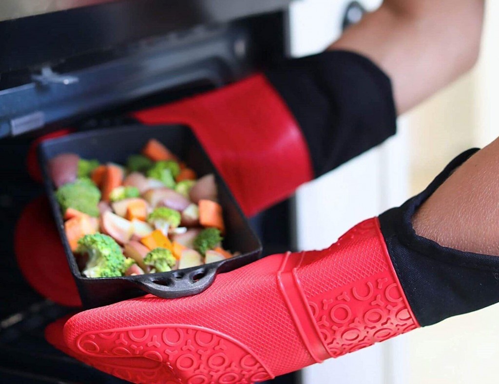Buying Guide: These Silicone Oven Mitts Give You Extra Grip