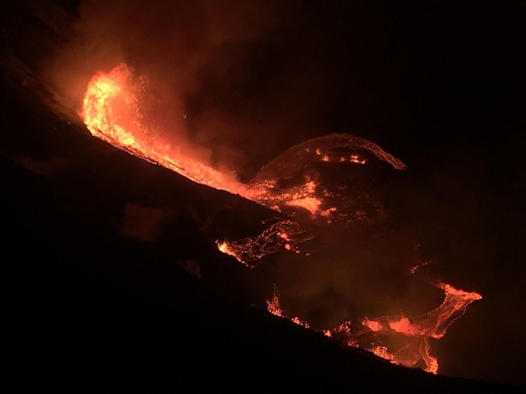 Watch Now: Dramatic Hawaii Volcano Eruption Draws Crowds