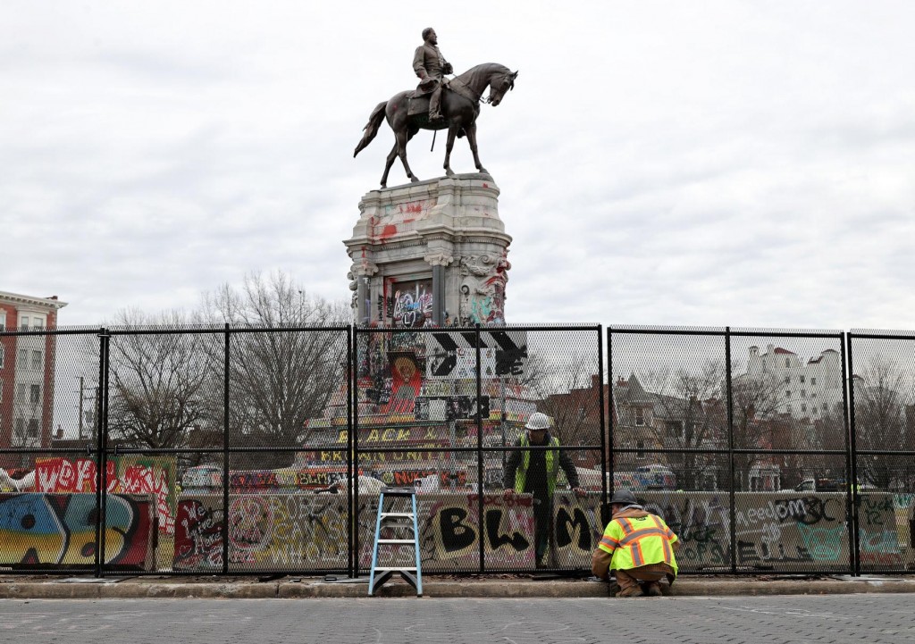 State Installs Fence Around Lee Monument To Prepare For Statue’s Future Removal