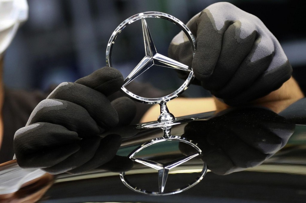 Automaker Daimler To Spin Off Trucks Business, Change Name