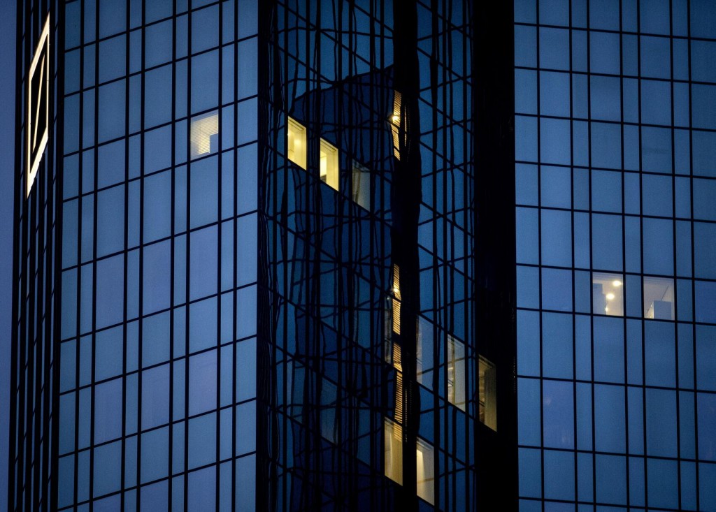 Deutsche Bank Makes Profit On Cost Cuts, Trading Income