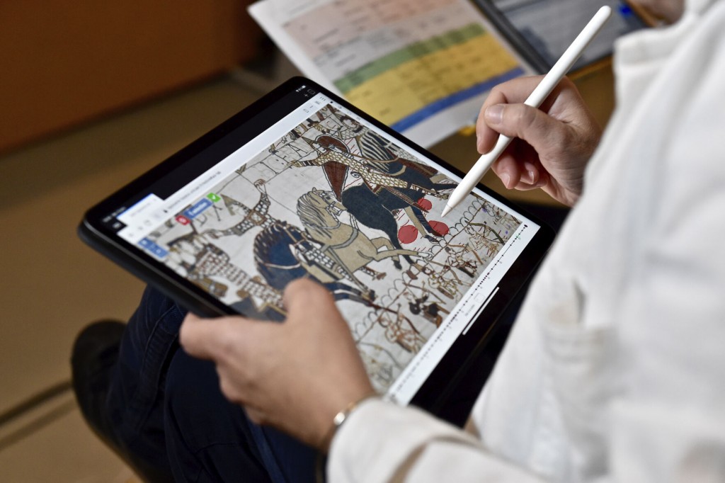 Famed Medieval Bayeux Tapestry Goes Online – Every Thread