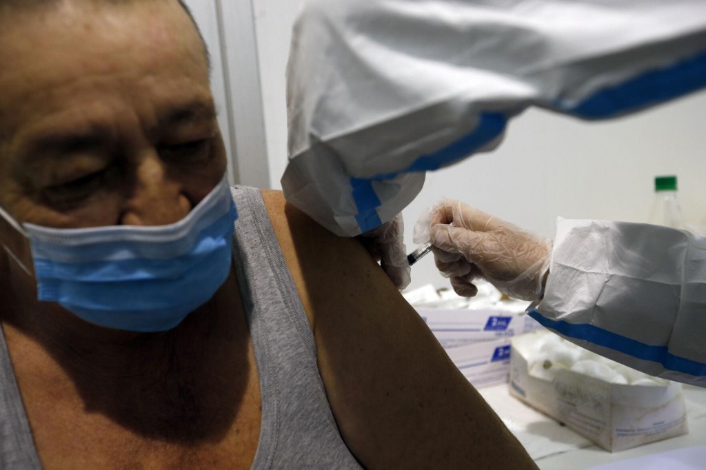 Bosnian Serb Health Workers Get Covid 19 Jabs In Serbia