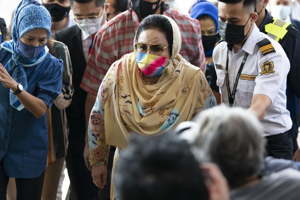 Malaysia Ex Pm’s Wife Ordered To Make Defense In Graft Trial