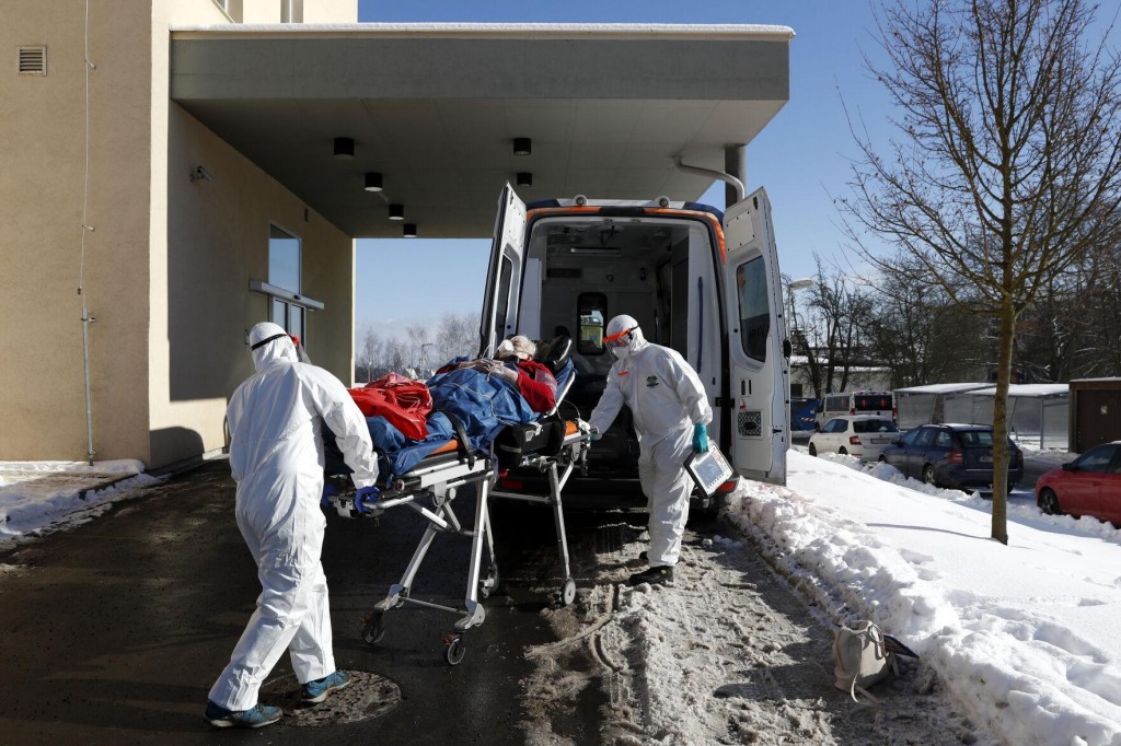 Czechs Tighten Restrictions Amid Surge Of New Virus Variant