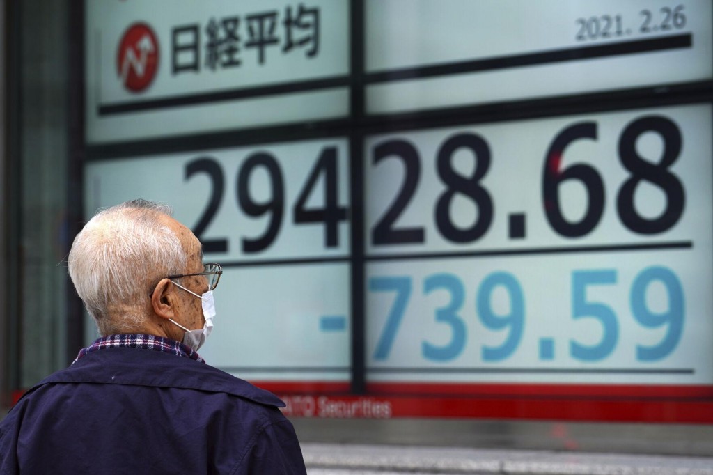 Stocks Mostly Higher As Tech Rise; Bond Yields Decline