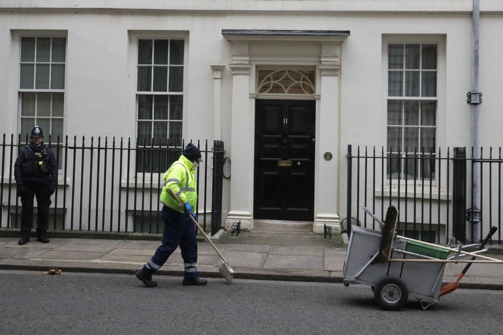 Uk Treasury Boss To Extend Job Support, Tax Breaks In Budget