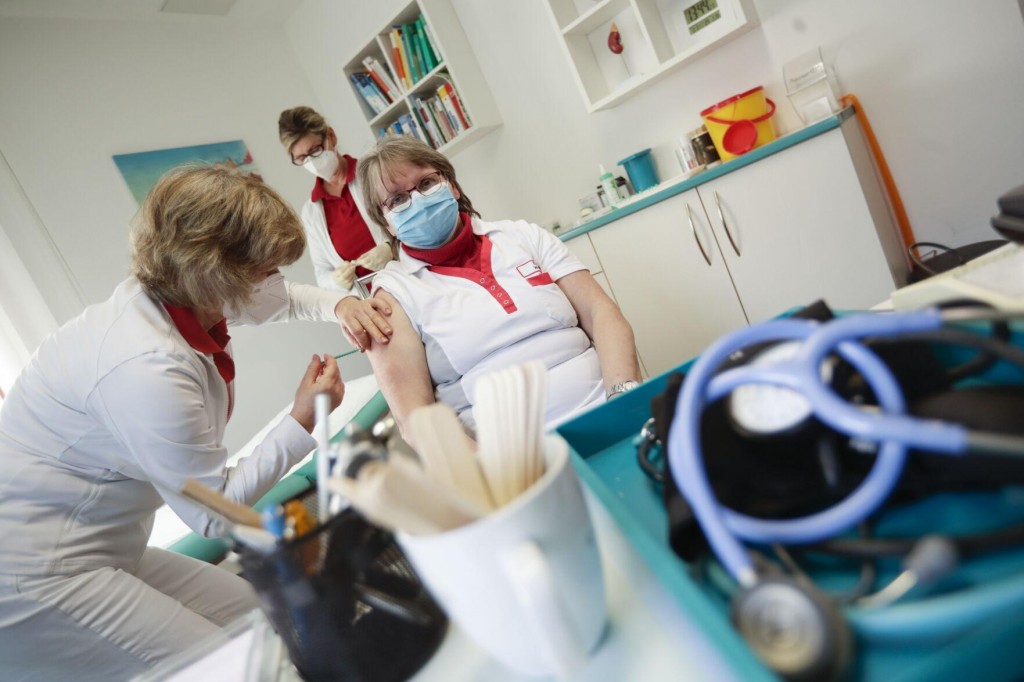 After Mixed Messages, Europe Warns Against Vaccine Shopping