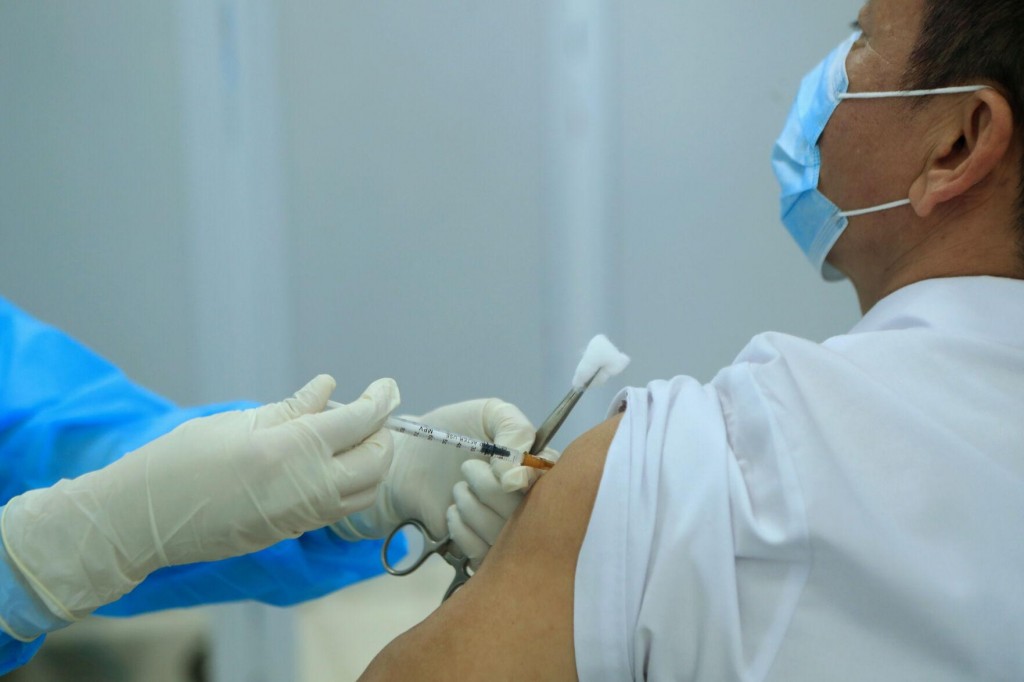Vietnam Vaccinates Covid 19 Front Liners With Its 1st Doses