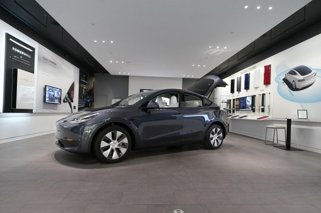 Automakers Embrace Electric Vehicles, But Buyers On Fence
