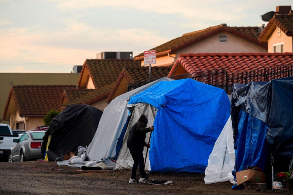 Here’s How Unhoused People Can Get The $1,400 Stimulus Check — And How Others Can Help