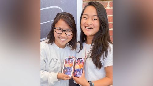 Two College Students Chatting On A Bus Discovered They Lived In Same Chinese Orphanage 15 Years Ago