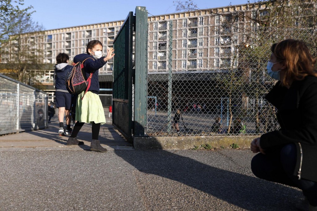 Hackers, Glitches Mar France’s Mass Return To Online School