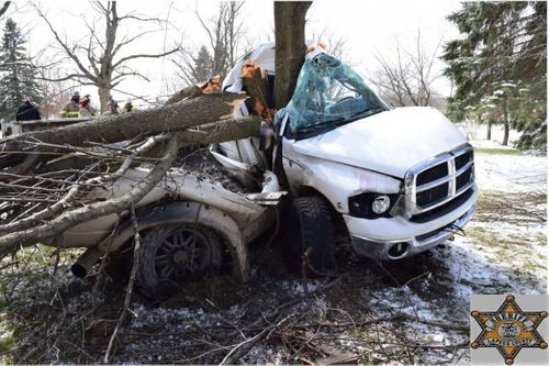 Sheriff: 1 Dead, 1 Hospitalized After Truck Crashes Into Tree