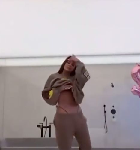 Khloé Kardashian Shows Unedited Body To Address Unauthorized Photo Release