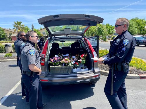 Police Deliver Mother’s Day Flowers After Arresting Delivery Driver For Dui