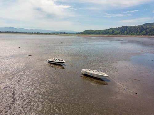 3 Treated For Hypothermia After 2 Boats Get Stranded On Mud In Bay