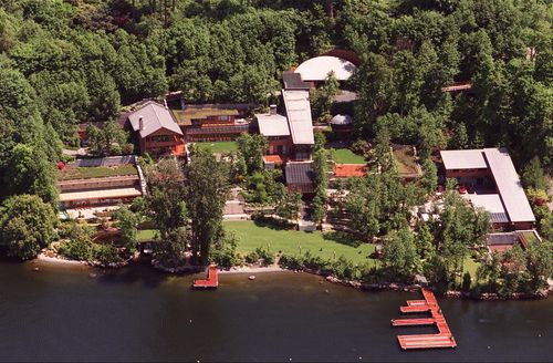 A Look At Bill And Melinda Gates’ Enormous Lakefront Home