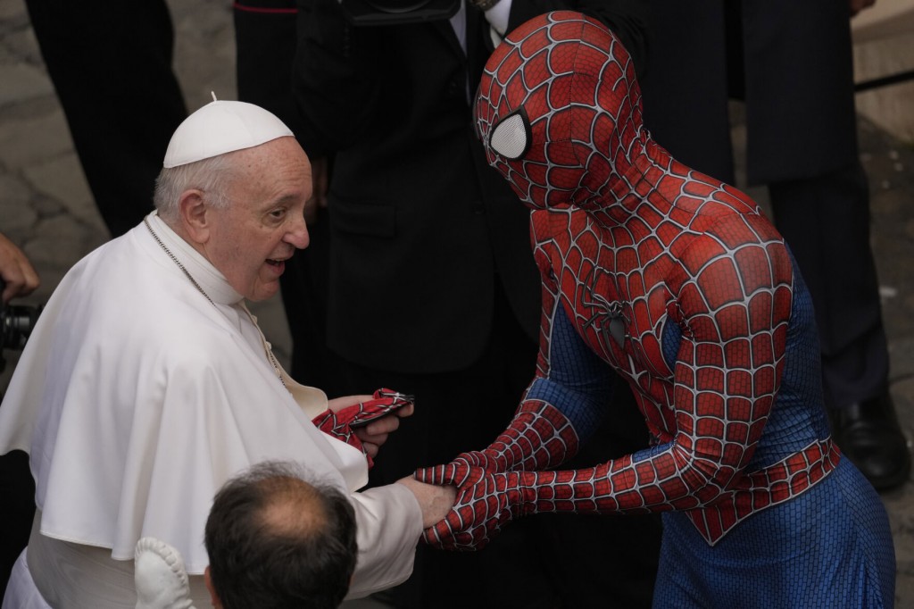 Spider Man Meets Pope At Vatican, Shares Spare Mask