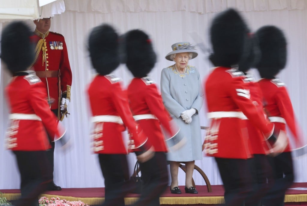 After Charming Leaders, Queen Elizabeth Sits Back For Parade