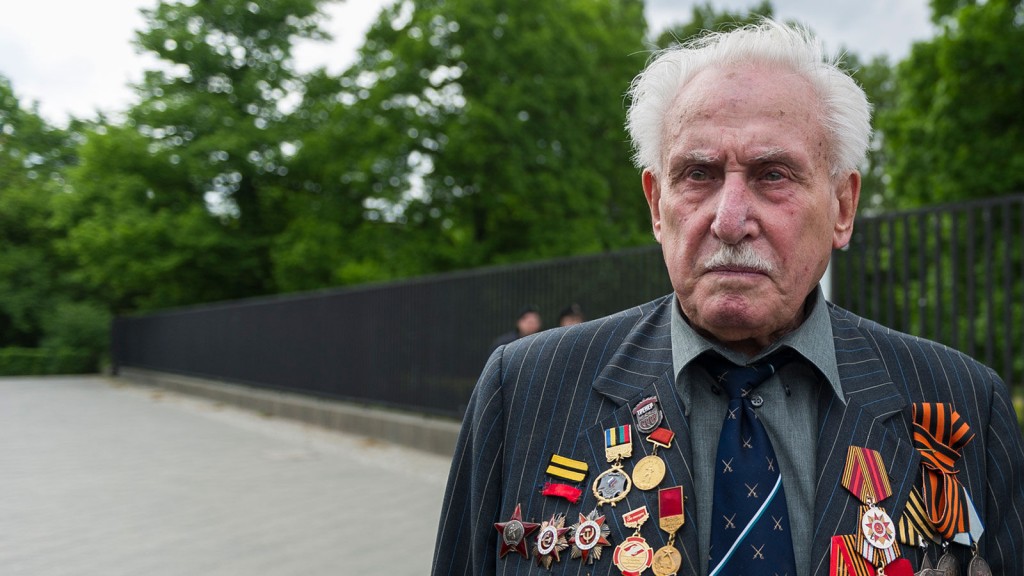 David Dushman, Last Surviving Liberator Of Auschwitz, Dies At 98