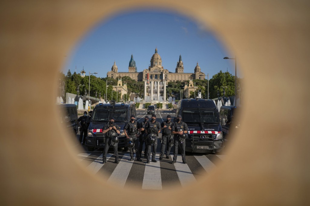 Catalans Jeer Spanish King Amid Efforts To Ease Tensions