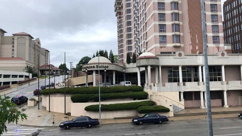 Kcpd: Hotel Shooting Victim Dies Hours After Large Police Response At Country Club Plaza