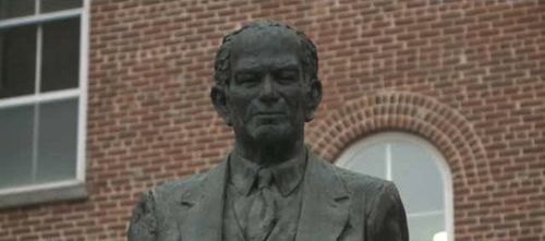 Ua Chancellor Discusses Fulbright Statue History, Possible Removal