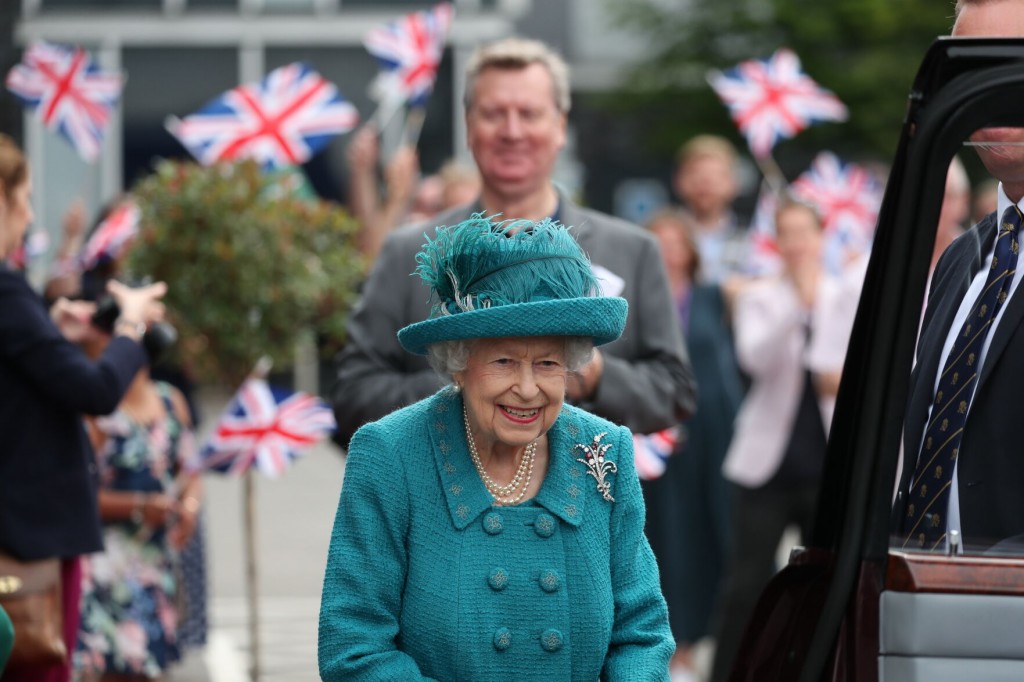 Queen Elizabeth Ii Visits Set Of Tv Soap ‘coronation Street’