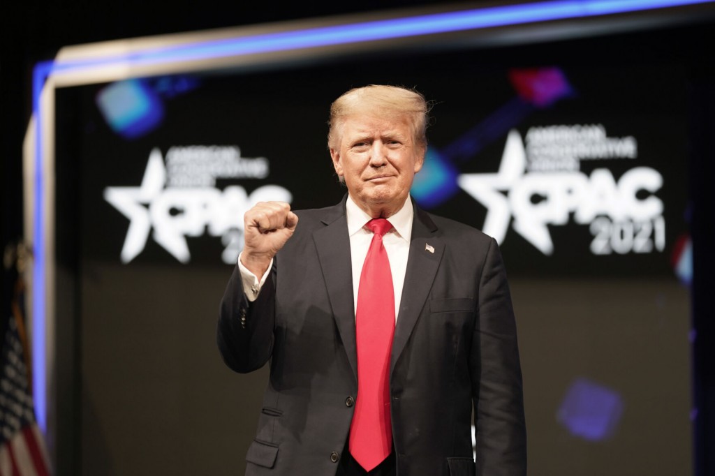 Trump Easily Wins Cpac Straw Poll As Attendees Clamor For Him To Run Again