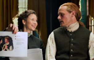 Caitriona Balfe & Sam Heughan Admire Fan Art On ‘outlander’ Season 6 Set (video)