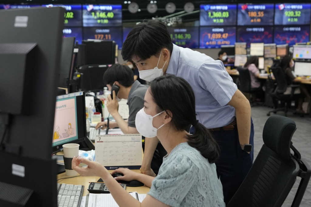 Us Stocks Edge Higher As Investors Weigh Earnings, Inflation