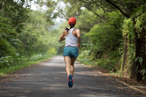 How To Safely Exercise Outdoors When It’s Hot Out