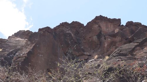 Hawaiian Authorities Ask For Help After Historic Cliff Carvings Were Vandalized With Paintballs