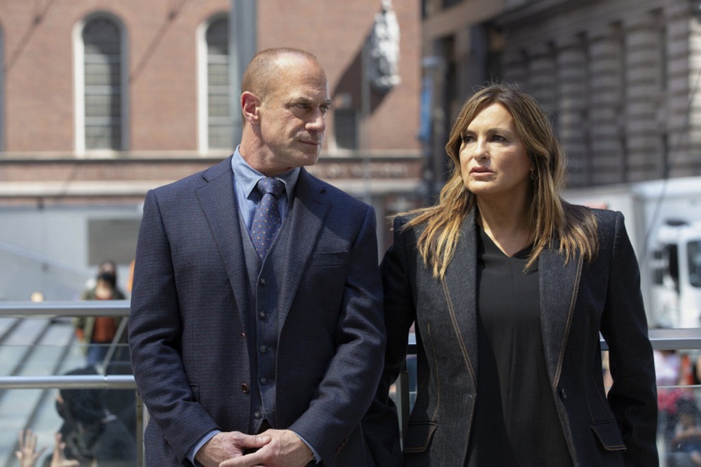 Christopher Meloni & Mariska Hargitay Tease ‘svu’ Fans With ‘kiss’ Pic