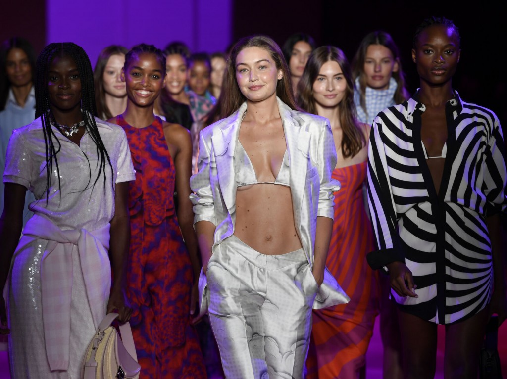 Maxwell Brings Shimmer, Shine And Smiles To Ny Fashion Week