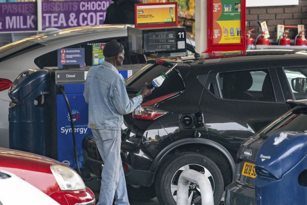 Uk Eyes Visa Change To Ease Trucker Drought Amid Run On Gas