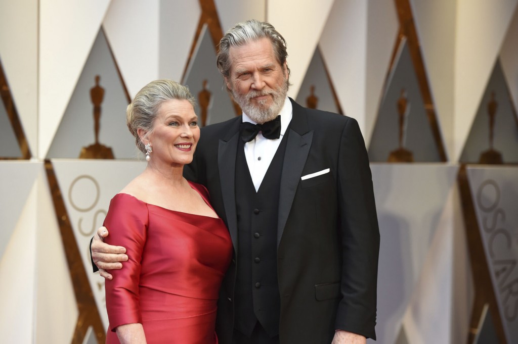 Jeff Bridges Says Tumor Shrank, Covid ‘in Rear View Mirror’