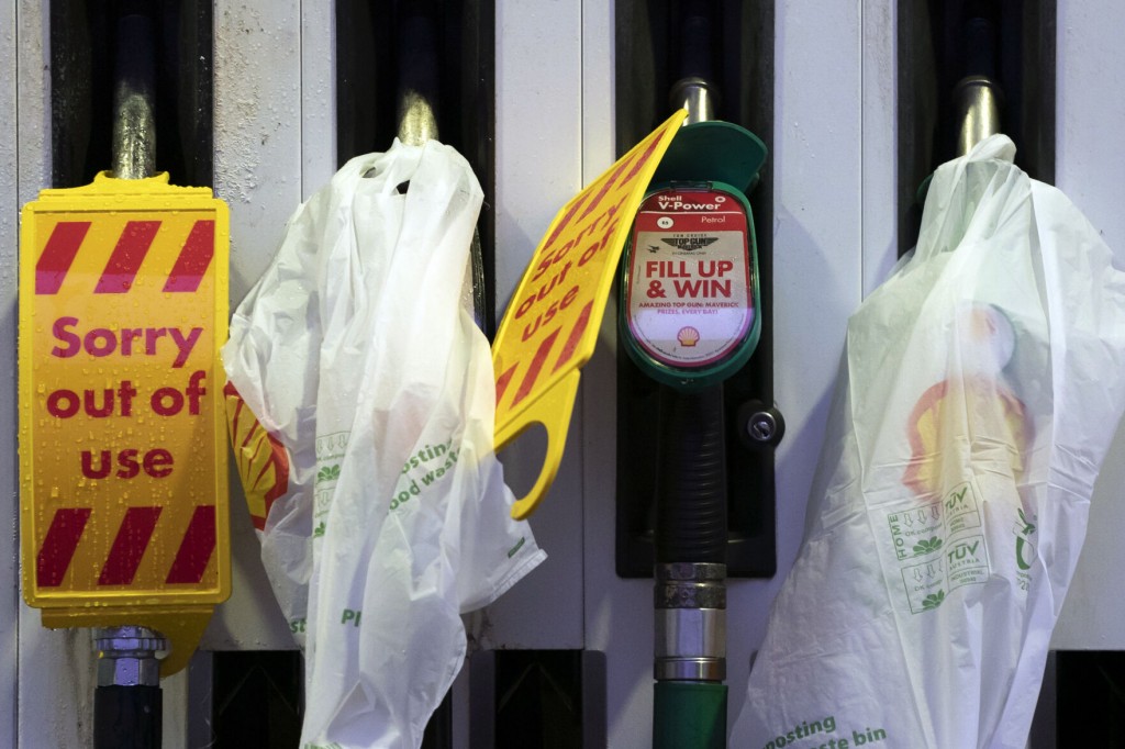 Uk Mulls Calling In Army To Help Ease Gas Shortage At Pumps