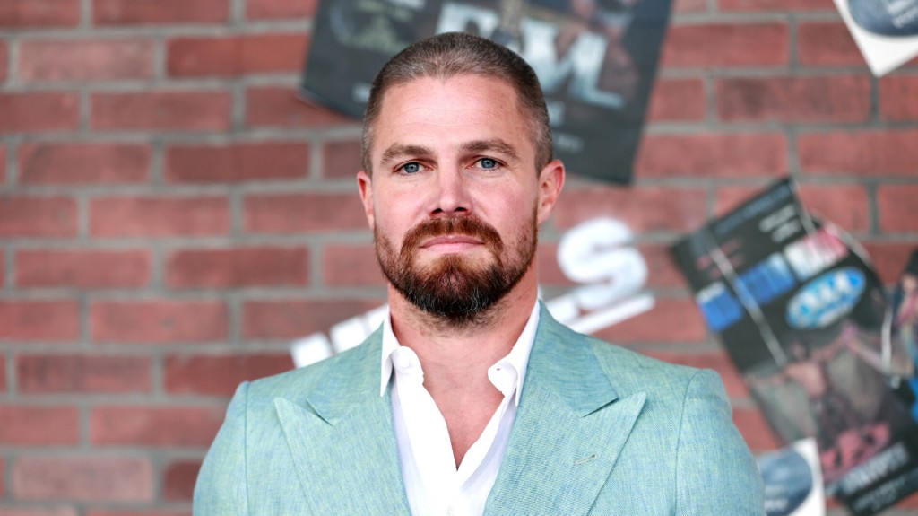 ‘heels’ Star Stephen Amell Opens Up About Being Removed From Delta Flight