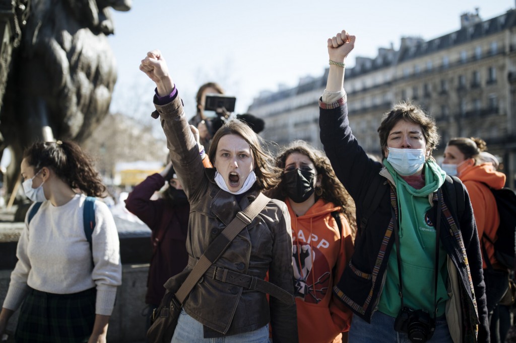 France To Offer Free Birth Control To All Women Up To 25