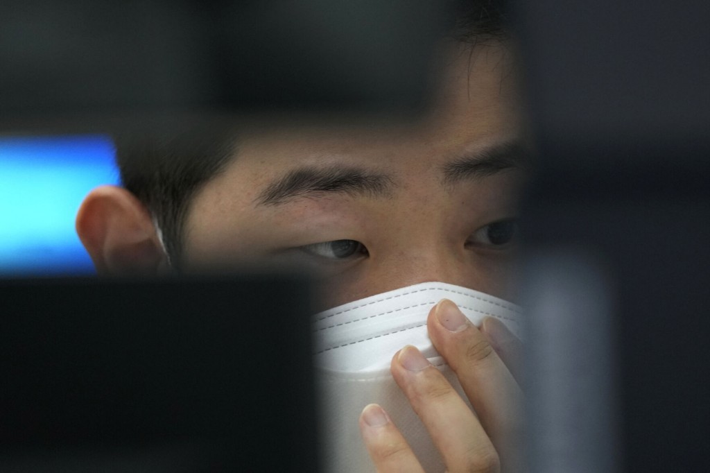 Asian Shares Mixed On China Developer, Virus Concerns