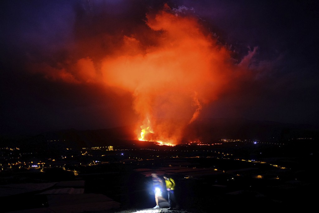 Volcanic Ash Cloud Closes La Palma Airport; New Vent Emerges