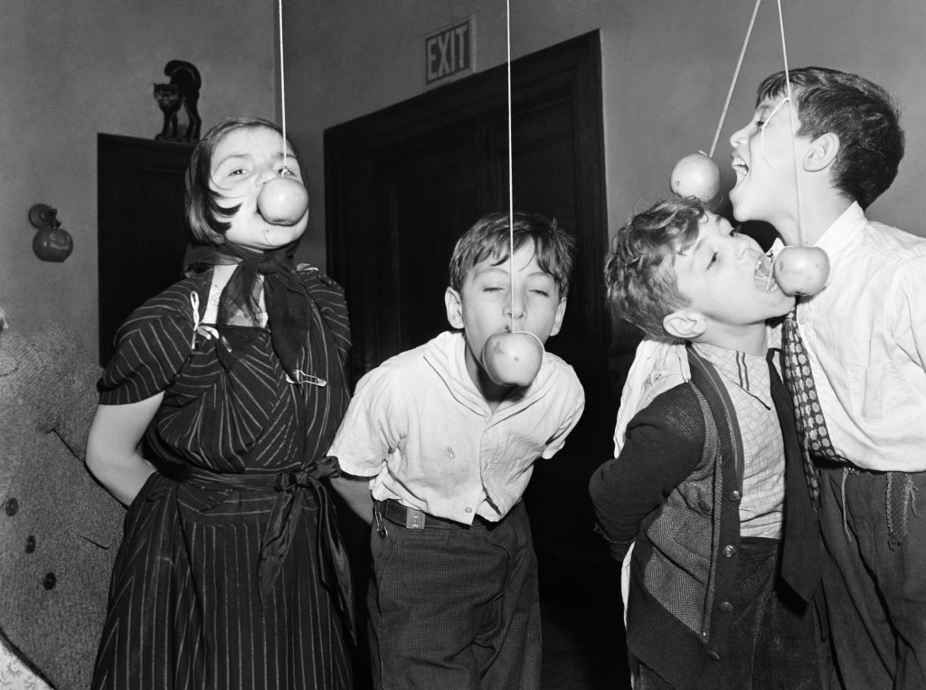 50 Historical And Slightly Creepy Photos From Halloweens Past
