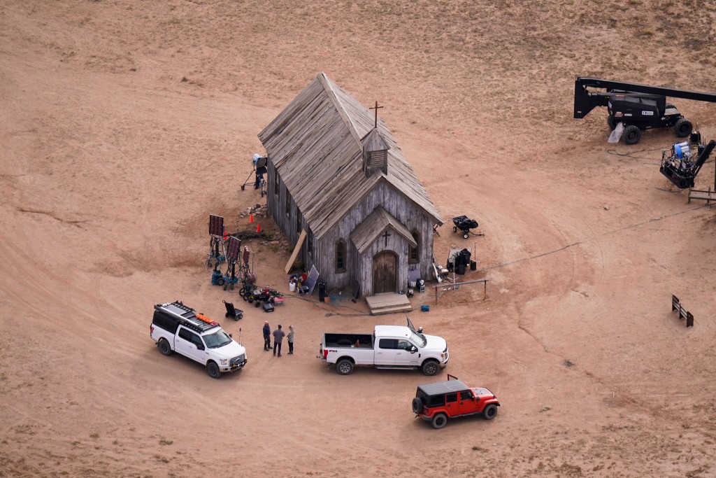 ‘rust’ Director Told Authorities Alec Baldwin Was Practicing Drawing His Gun When Weapon Discharged