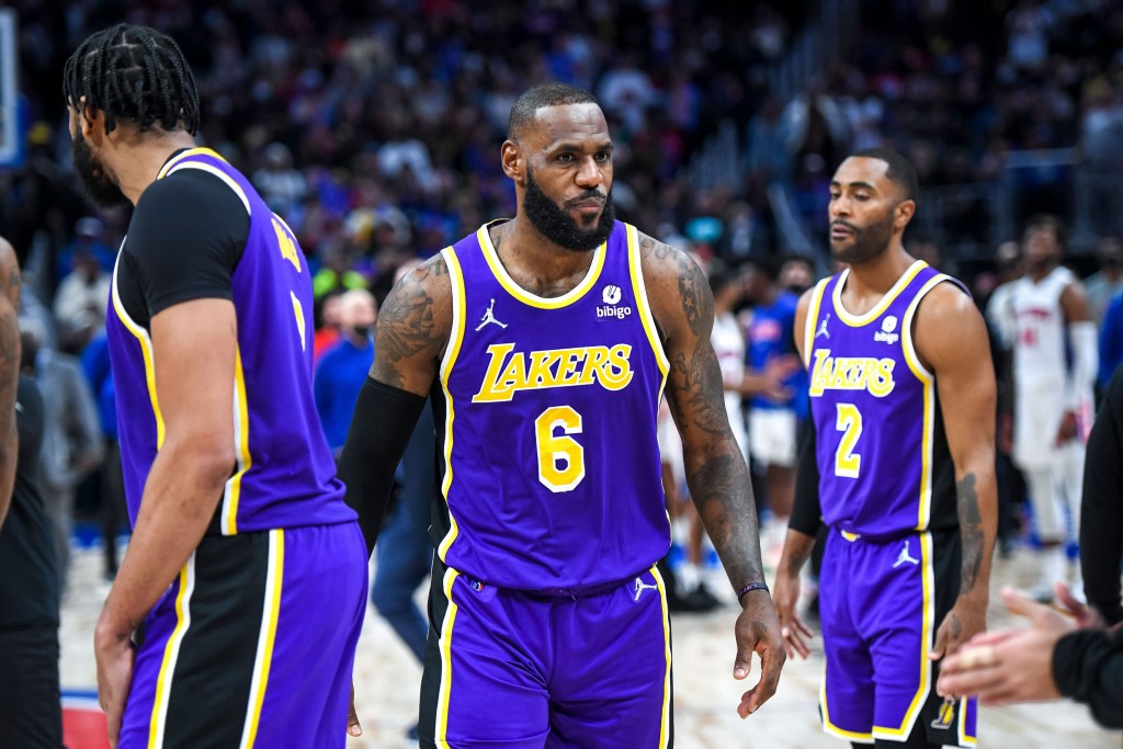 Lebron James Ejected After A Strike To An Opposing Player’s Face Leads To An On Court Scuffle