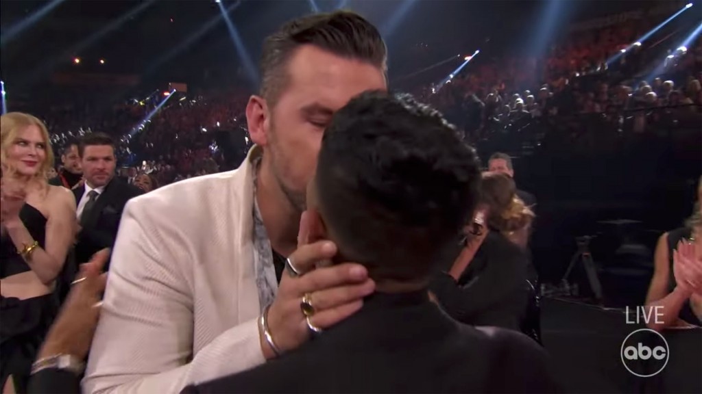 T.j. Osborne Celebrates Cma Awards Win Kissing Boyfriend: ‘love Wins Tonight’