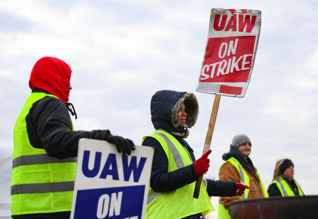 ‘it’s A Big Mess’: Uaw Members Split On Deere’s Latest Offer